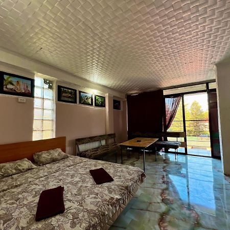 Smile Guesthouse ティビリシ エクステリア 写真