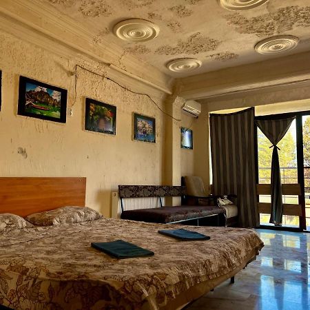 Smile Guesthouse ティビリシ エクステリア 写真