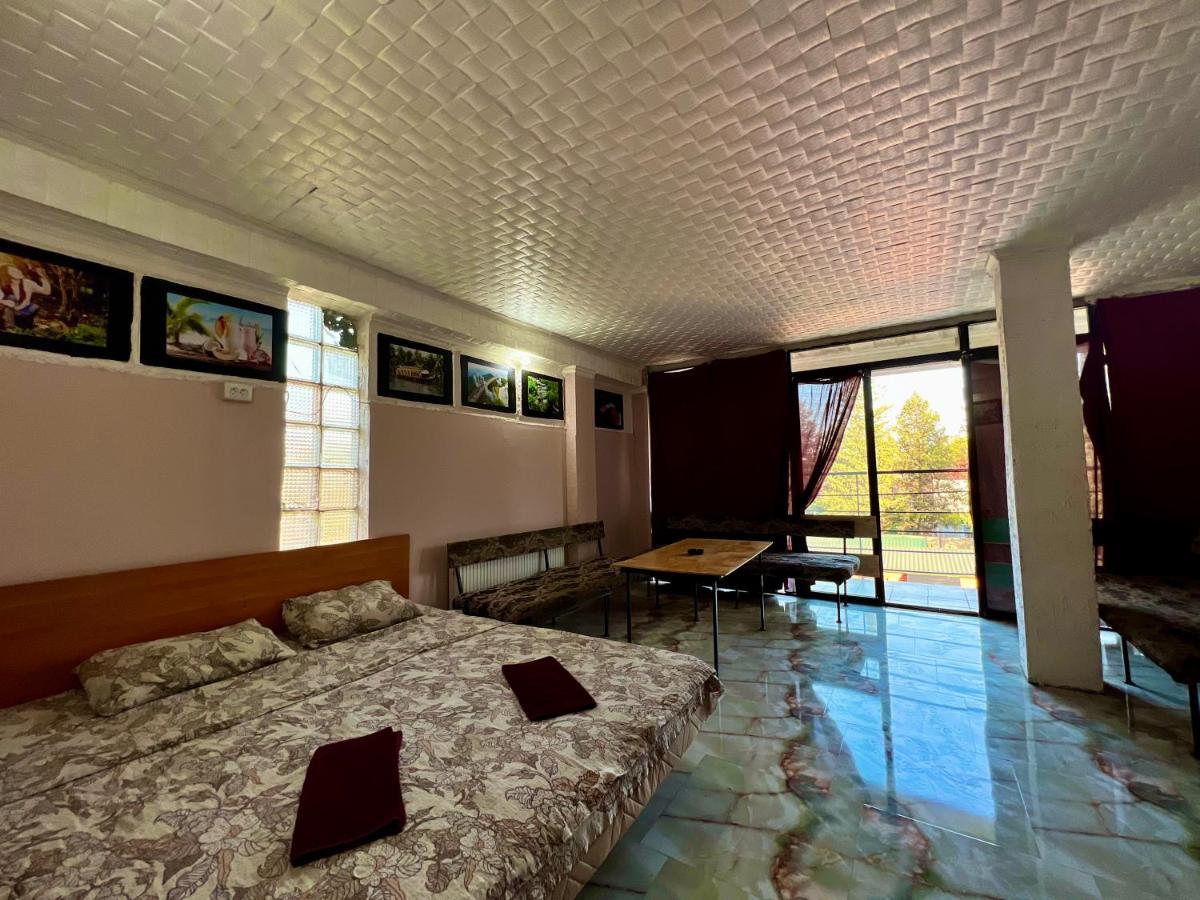 Smile Guesthouse ティビリシ エクステリア 写真
