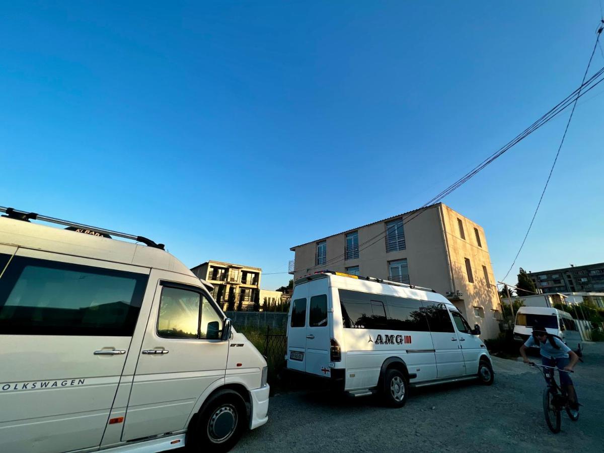 Smile Guesthouse ティビリシ エクステリア 写真