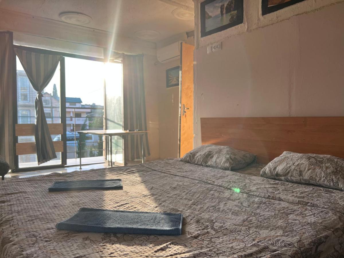 Smile Guesthouse ティビリシ エクステリア 写真