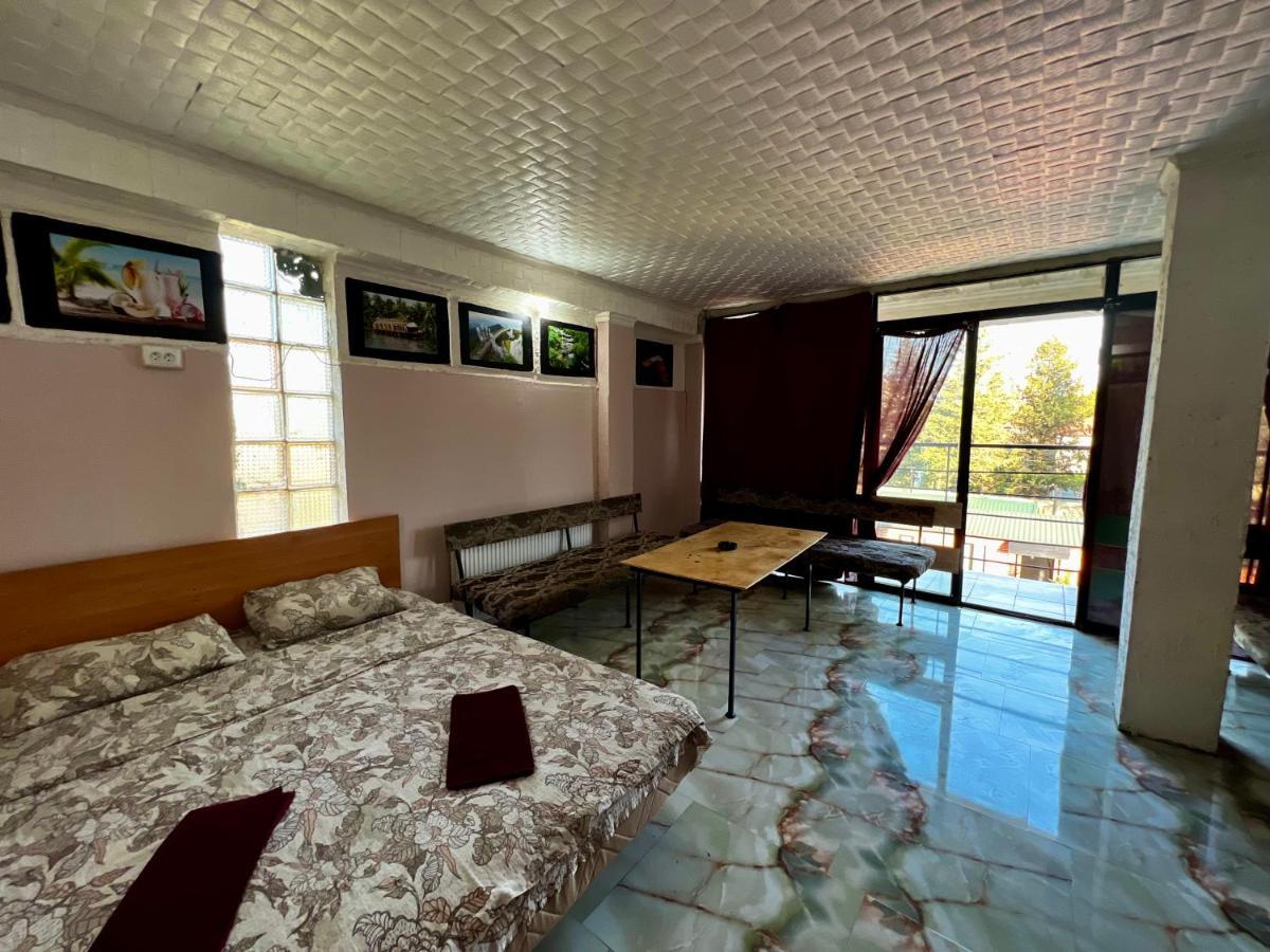Smile Guesthouse ティビリシ エクステリア 写真