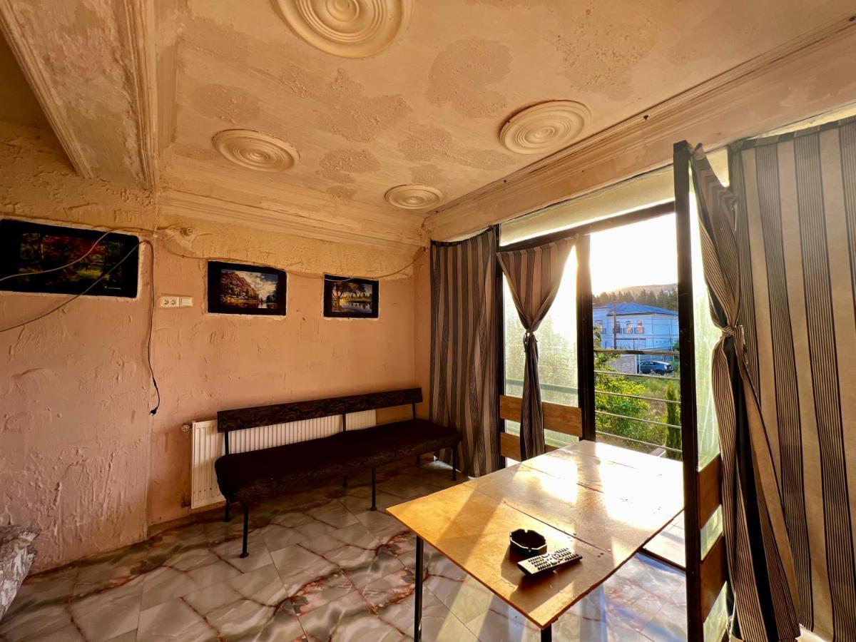 Smile Guesthouse ティビリシ エクステリア 写真